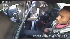 被捕嫌犯在警车里作死掏枪